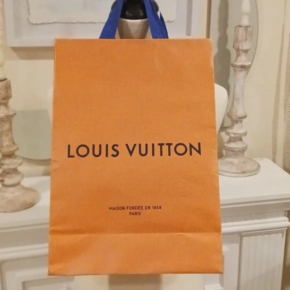 Louis Vuitton - Picture 4 of 5